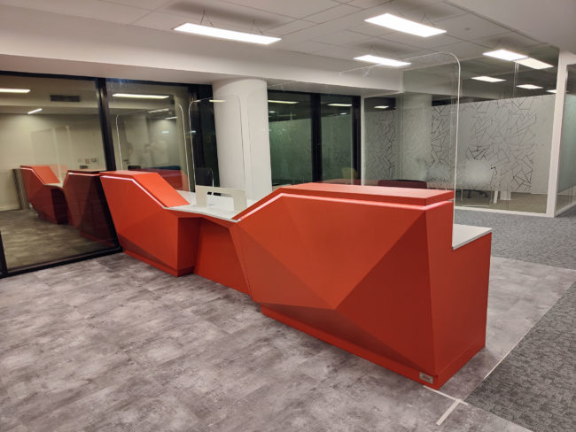 banque-accueil-rouge-metal-origami-action-logement-bordeau-1