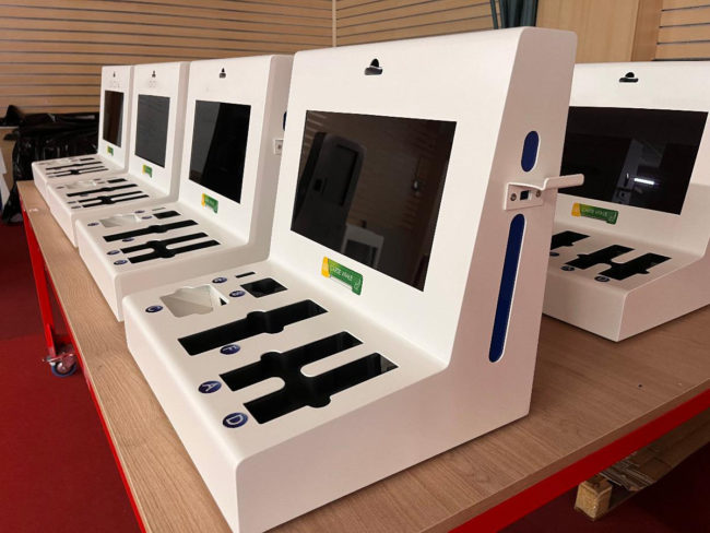 console-teleconsultation-aluminium-tolerie-soudure-ecran-tactil-sur-mesure-blanc-7